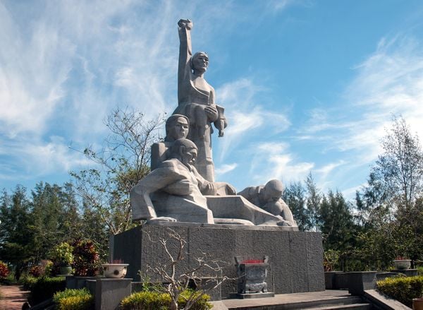Monumento em memória das vítimas do massacre de My Lai, no Vietnã. Crédito: Shutterstock