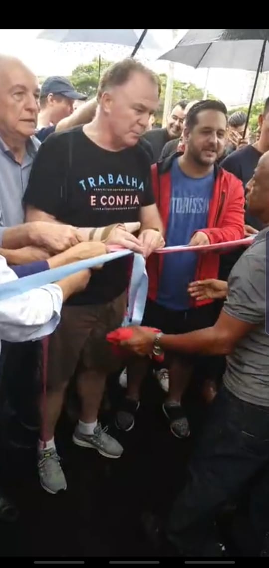 Governador Renato Casagrande corta a fita simbolizando a inauguração da Avenida Leitão da Silva. Crédito: Gustavo Cheluje