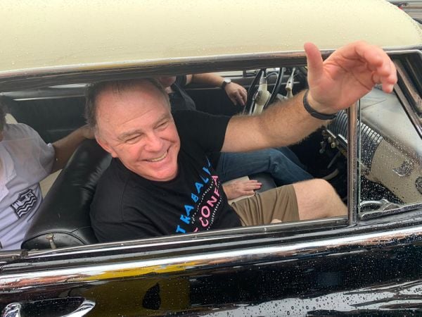 Governador Renato Casagrande desfila em carro antigo, um Chevrolet Bel Air, durante evento de inauguração da Avenida Leitão da Silva. Crédito: Gustavo Cheluje