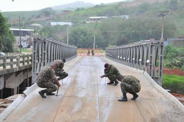 Homens do Exército realizam a desmontagem da ponte provisória. Crédito: Prefeitura de Guaçuí/Divulgação