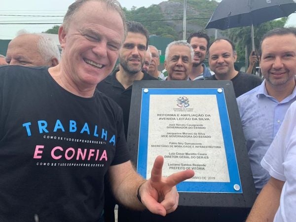 O Governador Renato Casagrande acena positivamente ao lado de um placa alusiva à inauguração da Avenida Leitão da Silva, em Vitória. Crédito: 10/12/2019 - Gustavo Cheluje