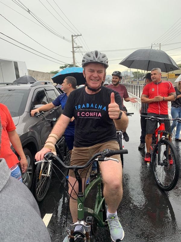 O governador Renato Casagrande apareceu de bicicleta na inauguração da Leitão da Silva. Crédito: Gustavo Cheluje