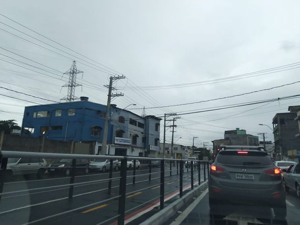 Carros estacionados de forma irregular tomam uma das faixas da avenida  por Esthefany Mesquita 