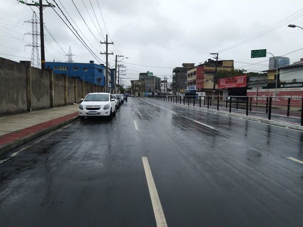 Carros estacionados de forma irregular tomam uma das faixas da avenida  por Esthefany Mesquita 