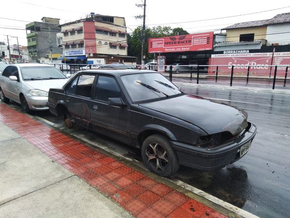 Carros estacionados de forma irregular tomam uma das faixas da avenida  por Esthefany Mesquita 