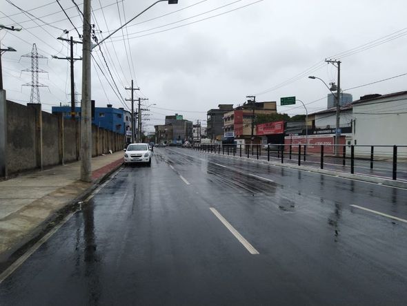 Carros estacionados de forma irregular tomam uma das faixas da avenida  por Esthefany Mesquita 