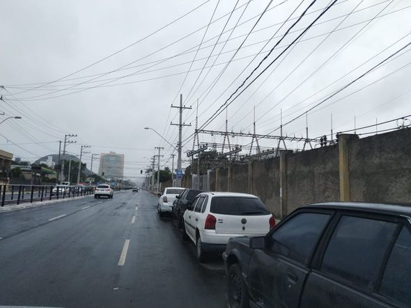 Carros estacionados de forma irregular tomam uma das faixas da avenida  por Esthefany Mesquita 