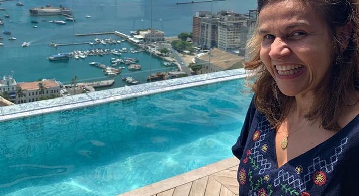 Claudia fez uma tomografia que indicou uma fratura na costela e outra fratura em uma vértebra da coluna