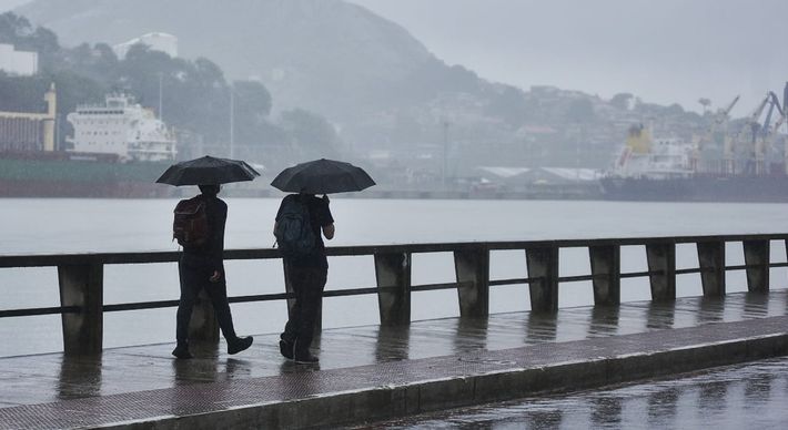 O alerta é válido até a manhã de terça (10). Entre os municípios estão Vitória, Vila Velha, Cariacica e Guarapari