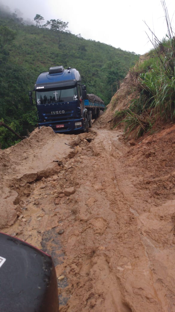 Caminhão atola em estrada interditada em Muqui. Crédito: Internauta