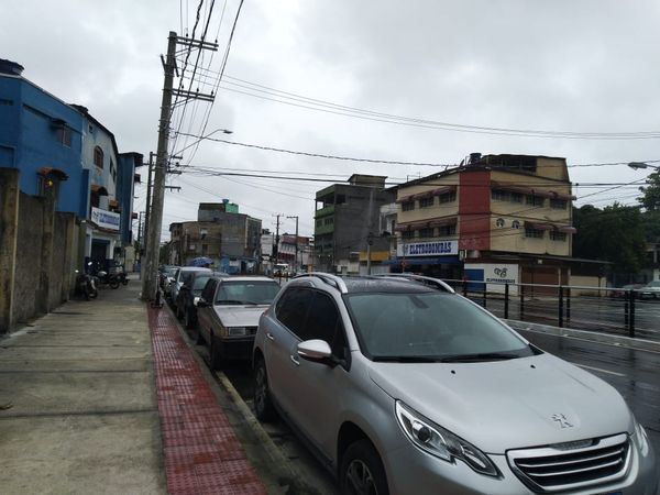 Carros estacionados de forma irregular tomam uma das faixas da avenida . Crédito: Esthefany Mesquita