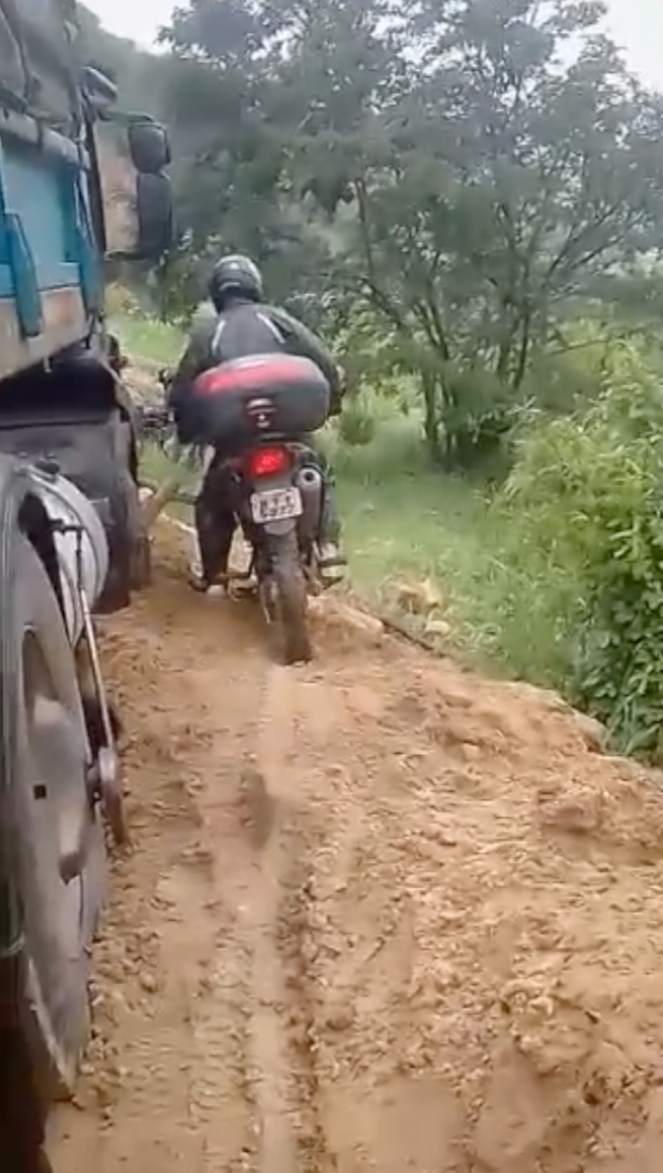 Motociclista se arrisca na beira de ribanceira para seguir caminho. Crédito: Internauta