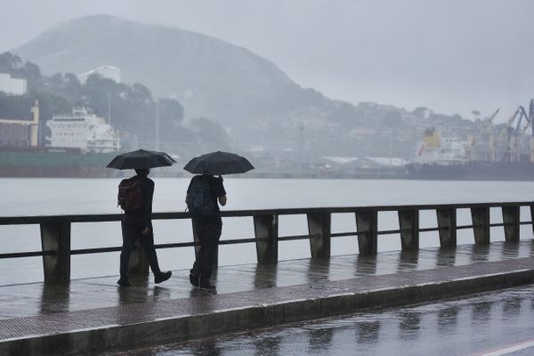 Pedestres caminham sob chuva na Av. Beira-Mar em Vitória: violência não deu trégua apesar da circulação restrita