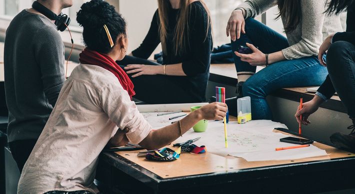 Empresas deixaram de contratar estudantes e alguns órgãos públicos suspenderam contratos que estavam em vigor. Cenário tem dificultado as oportunidades para os jovens