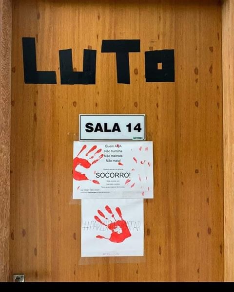 Amigas de mulher morta a facadas por marido fazem homenagem em sala de aula. Crédito: Reprodução