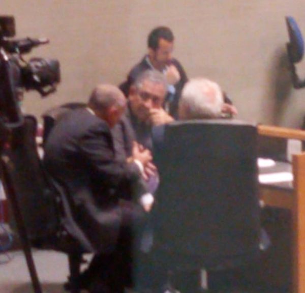 Carlos Manato, Enivaldo dos Anjos e Theodorico Ferraço confabulam na Assembleia (03/12/2019). Crédito: Natalia Devens