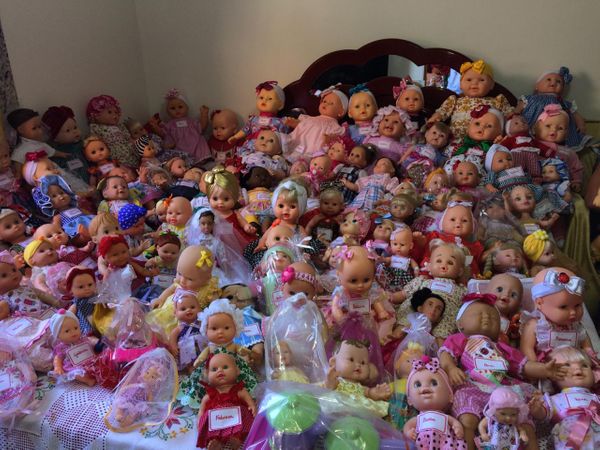 Atualmente, Francisca tem 180 bonecas recicladas em casa. Crédito: Reprodução