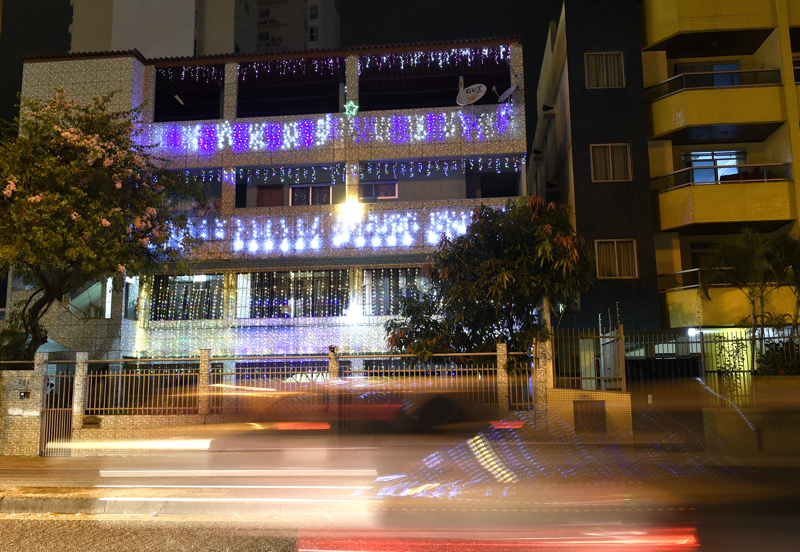Data: 02/11/2019 - ES - Vila Velha - Iluminação de Natal em um edifício na Rodovia do Sol, Itaparica - Editoria: Cidades - Foto: Carlos Alberto Silva - GZ