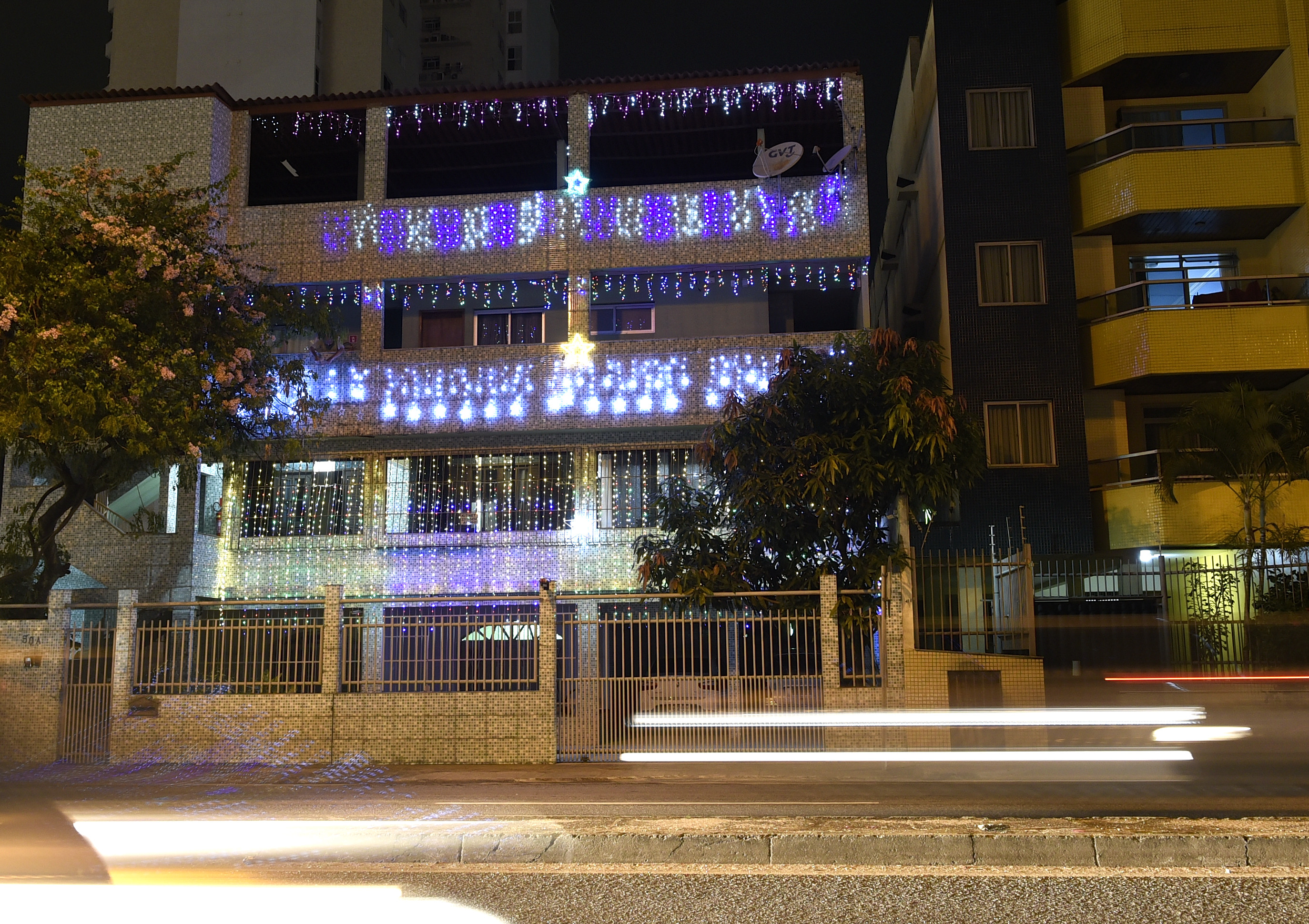 Data: 02/11/2019 - ES - Vila Velha - Iluminação de Natal em um edifício na Rodovia do Sol, Itaparica - Editoria: Cidades - Foto: Carlos Alberto Silva - GZ