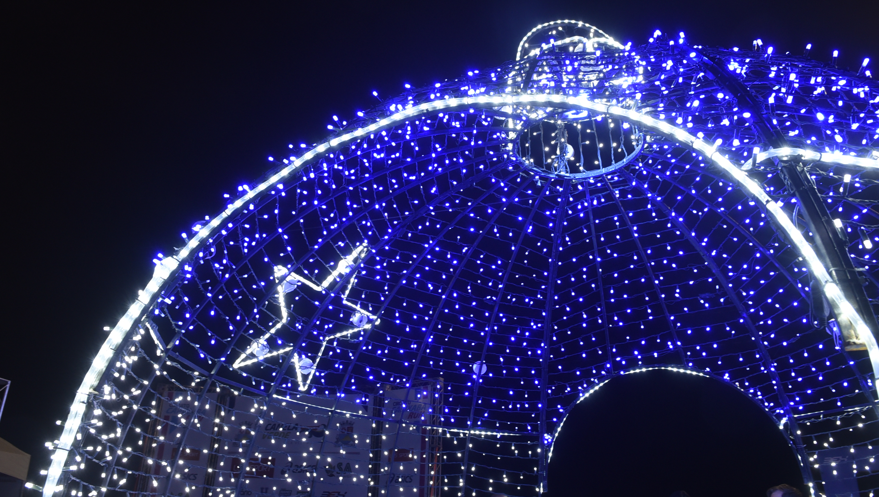 Data: 02/11/2019 - ES - Vila Velha - Iluminação de Natal em uma pracinha na orla de Itaparica - Editoria: Cidades - Foto: Carlos Alberto Silva - GZ