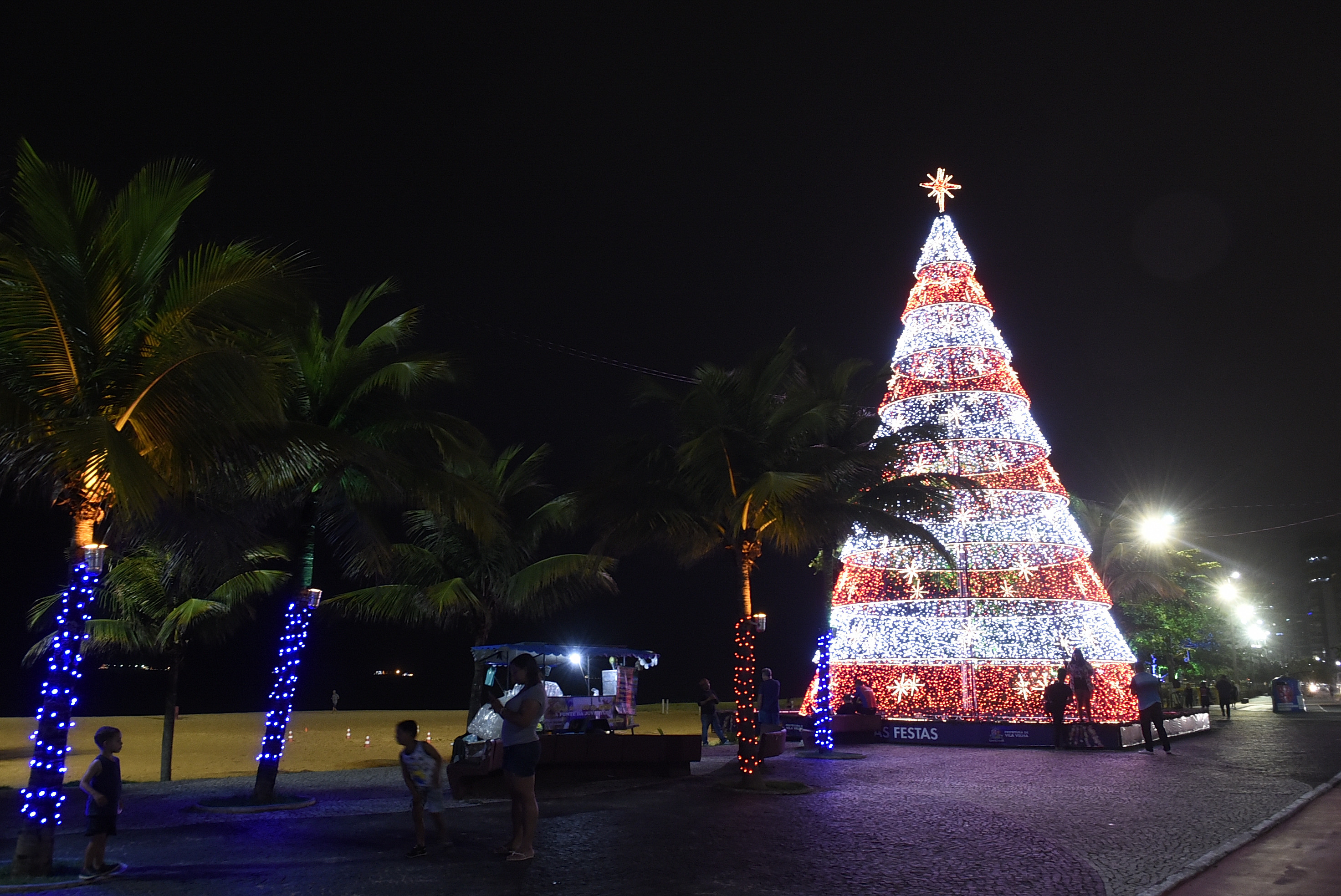 Data: 03/11/2019 - ES - Vila Velha - Iluminação de Natal na orla da Praia da Costa - Editoria: Cidades - Foto: Carlos Alberto Silva - GZ