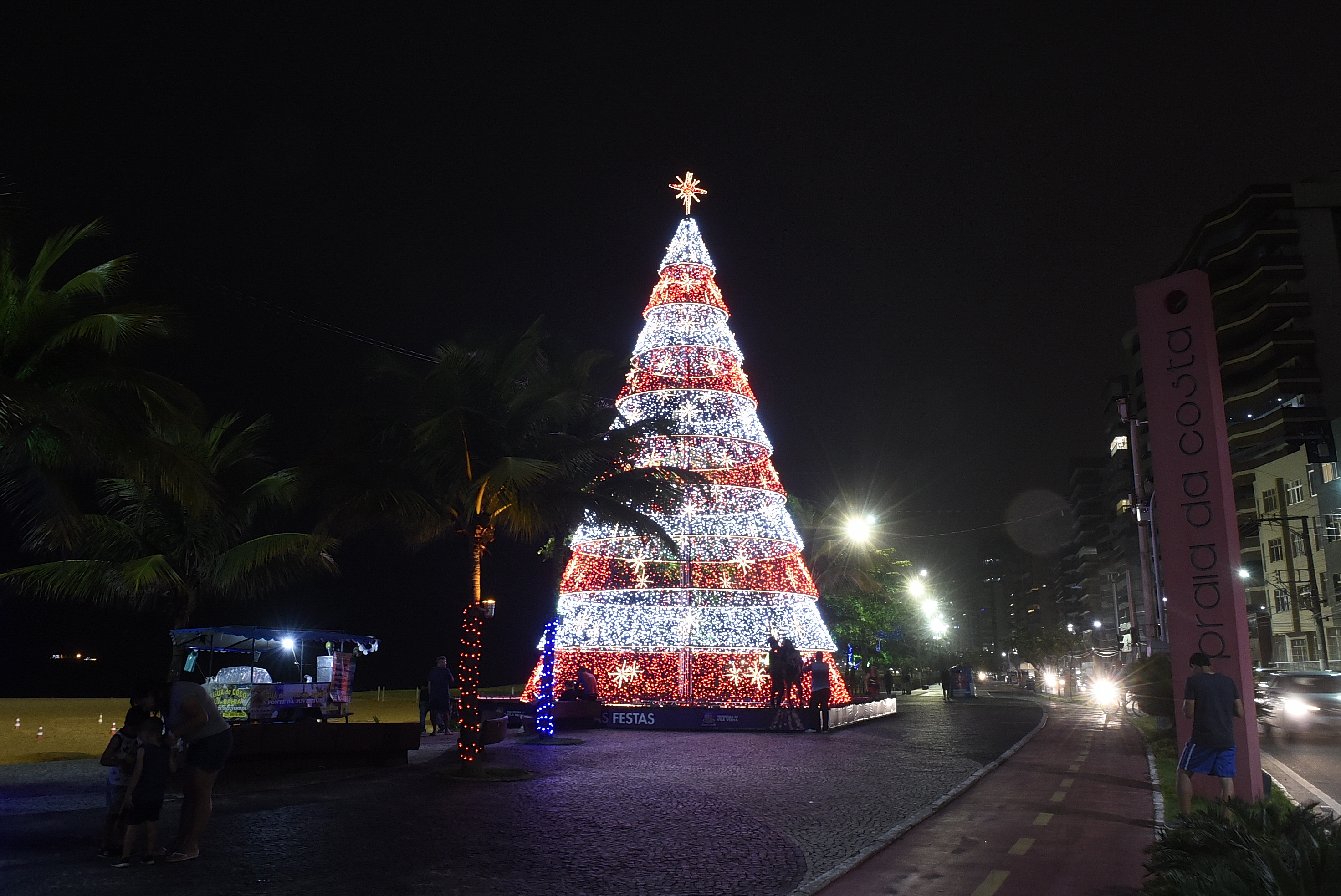 Data: 03/11/2019 - ES - Vila Velha - Iluminação de Natal na orla da Praia da Costa - Editoria: Cidades - Foto: Carlos Alberto Silva - GZ