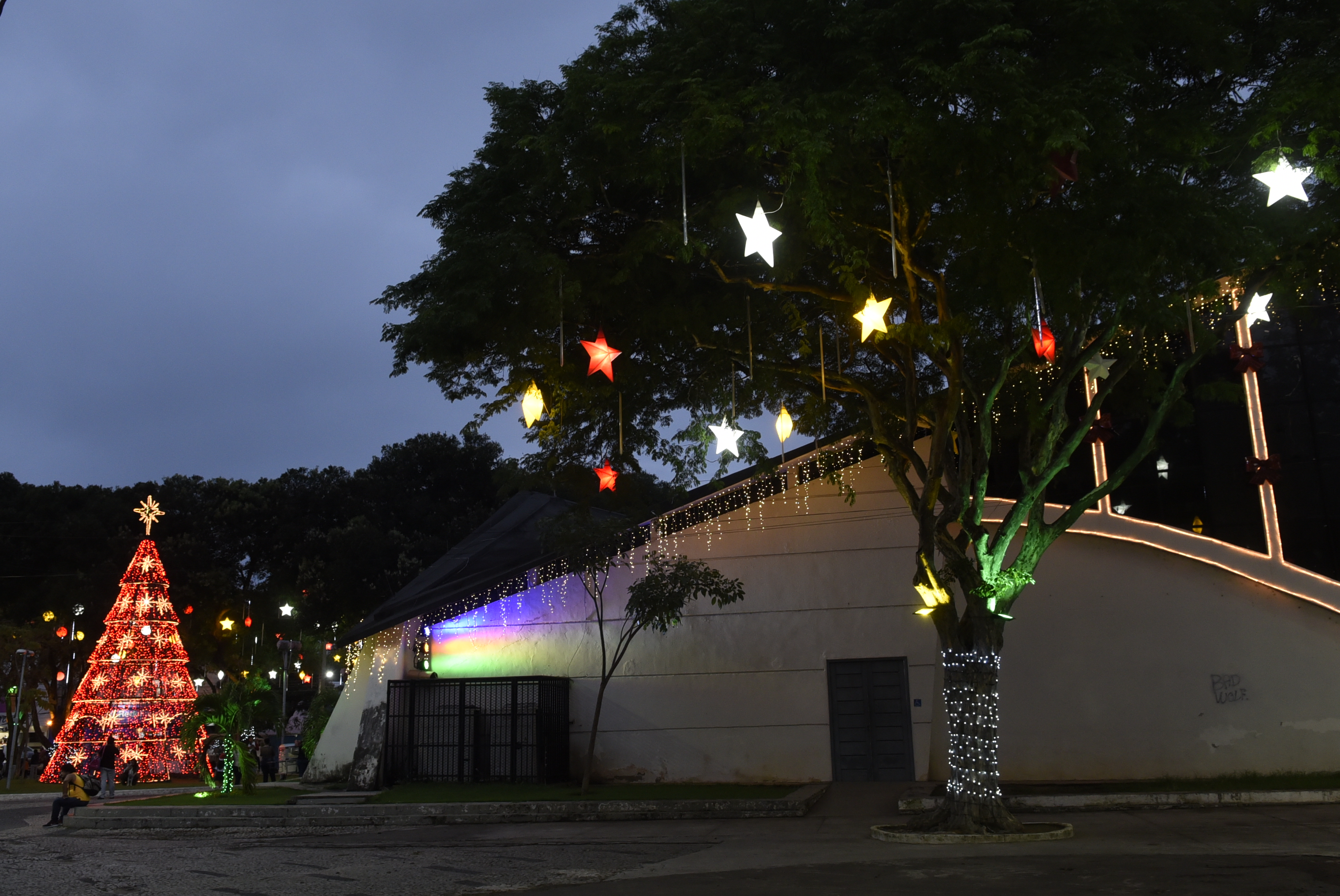 Data: 03/11/2019 - ES - Vila Velha - Iluminação de Natal na pracinha do Teatro Municipal de Vila Velha - Editoria: Cidades - Foto: Carlos Alberto Silva - GZ