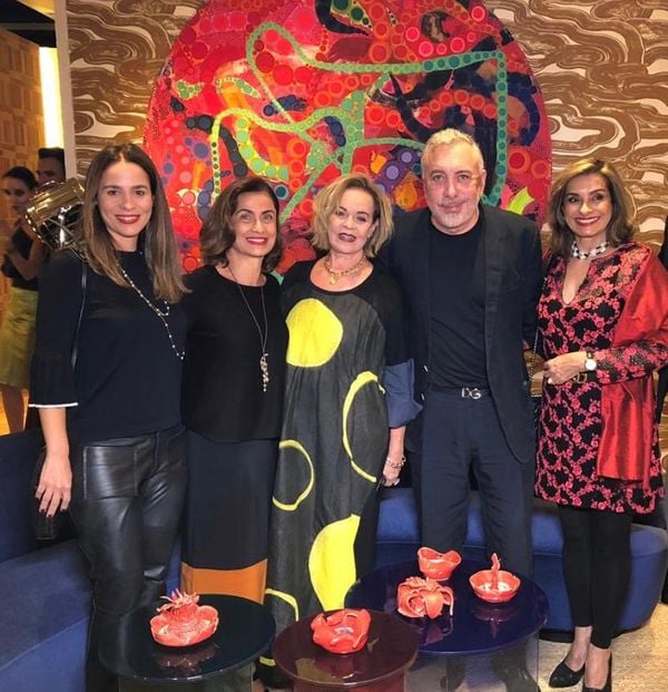 Juliana Amaral, Teresa Nader, Rita Garajau,  Sig Bergamin e Rosane Servino: visitando a Casa Cor de Miami. Crédito: divulgação