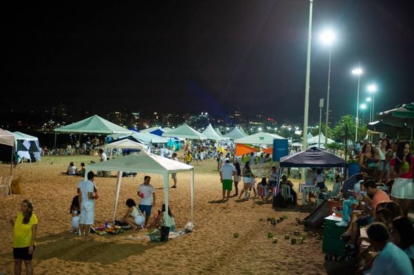 Tendas de Réveillon na Praia de Camburi, em Vitória 