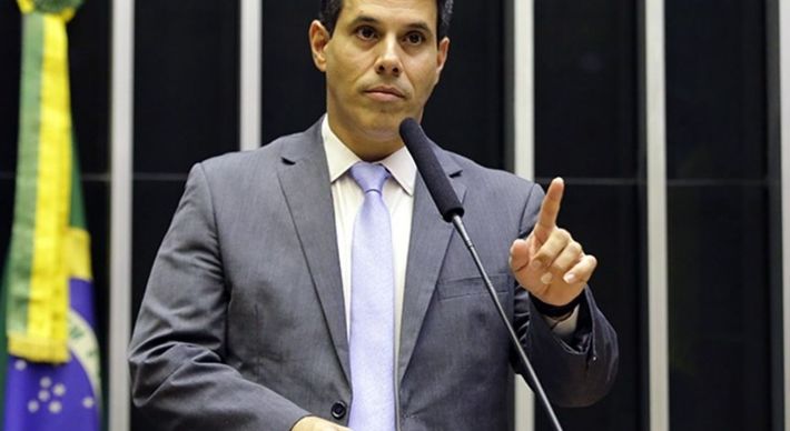 Deputado transferiu o título de eleitor de Vitória para Serra, mas também era cogitado em Vila Velha. A mudança mexeu nos tabuleiros políticos das três cidades, mas pode trazer prejuízos para o parlamentar
