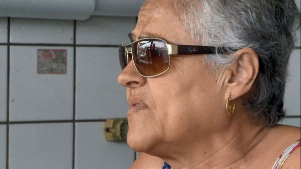 Dona Leonidia reconheceu o policial Aurélio através de imagens na imprensa. Crédito: Reprodução/TV Gazeta