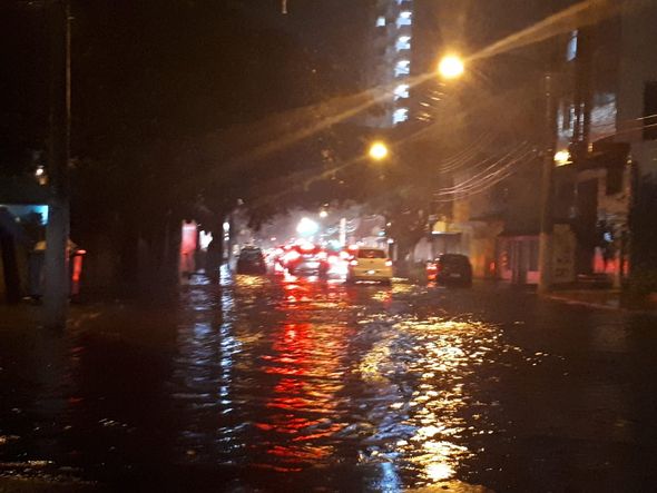 Alagamento na Rua Deolindo Perim, em Itapoã, Vila Velha por Adriana Santos