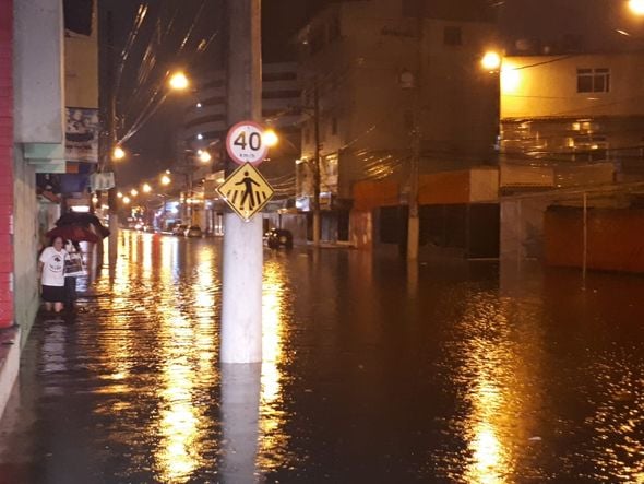 Avenida Luciano das Neves, em Itapoã, apresenta alagamentos na noite desta sexta-feira (6) por Adriana Santos