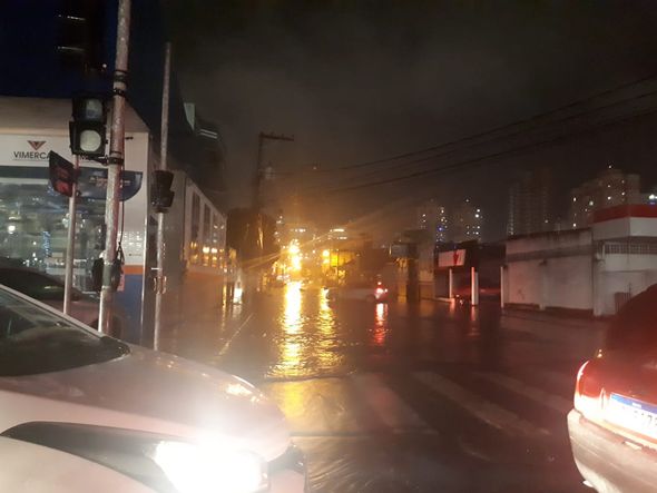 Ponto de alagamento na Avenida Luciano das Neves, em Vila Velha por Adriana Santos