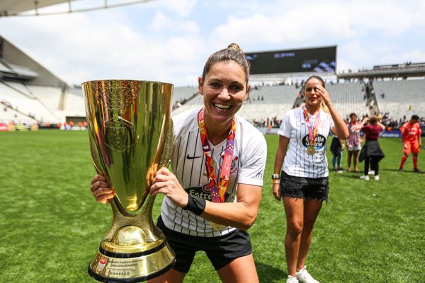 Zanotti marca no fim, Corinthians vence o Grêmio e fatura o título