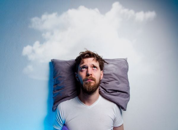 Homem com insônia: por que as pessoas estão dormindo tão mal? 