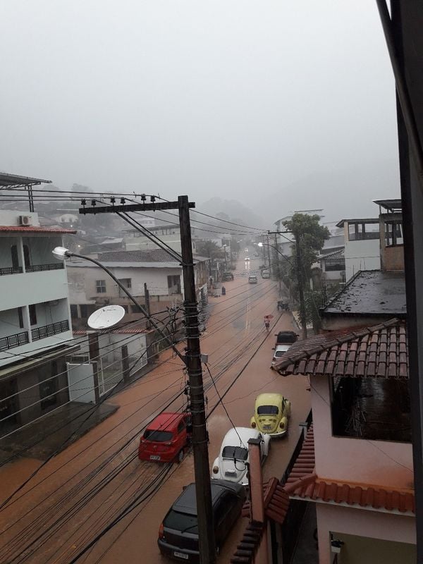 Rua da Pratinha alagada, na chegada de Mimoso do Sul. Crédito: Eduardo Bayril