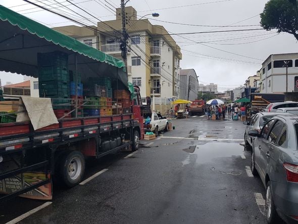 Chuva no ES: Feira precisou ser montada em outro ponto em Itapoã por conta de alagamento por José Carlos Schaeffer