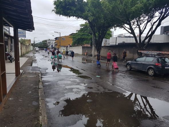 Chuva no ES: Feira precisou ser montada em outro ponto em Itapoã por conta de alagamento por José Carlos Schaeffer