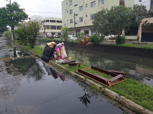 Chuva no ES: por conta de alagamentos, ruas de Itapoã, em Vila Velha, ficaram cheias de lixo por José Carlos Schaeffer