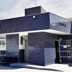 Homem de 33 anos foi autuado em flagrante por vias de fatos e injúria cometida contra adolescente e mulher, de 35, pelos mesmos crimes, e ainda ameaça na forma da Lei Maria da Penha