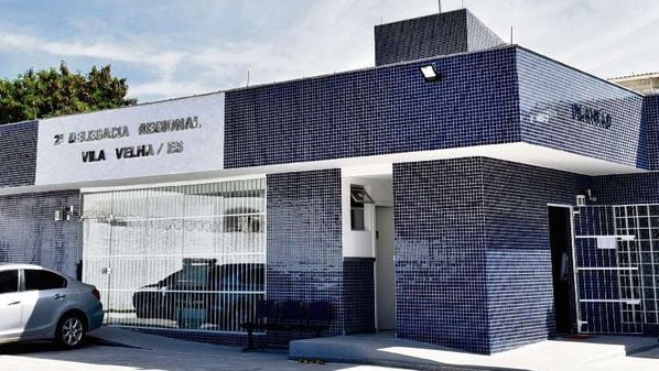 Homem de 33 anos foi autuado em flagrante por vias de fatos e injúria cometida contra adolescente e mulher, de 35, pelos mesmos crimes, e ainda ameaça na forma da Lei Maria da Penha