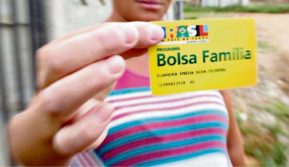  Data: 08/11/2016 - Mulher segura cartão do Bolsa Família - Editoria: Cidade - Foto: - NA