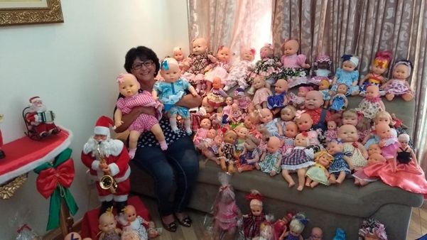  Francisca Monteiro Alves restaura bonecas para doação