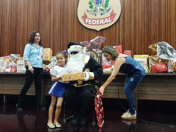 Crianças são presenteadas pelo Papai Noel na Polícia Federal por Divulgação | Polícia Federal