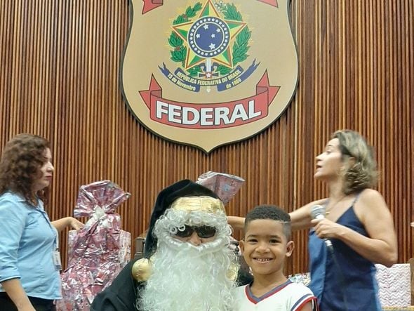 Crianças são presenteadas pelo Papai Noel na Polícia Federal por Divulgação | Polícia Federal