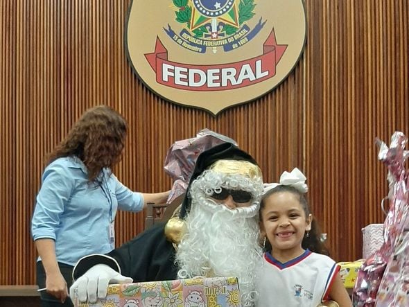 Crianças são presenteadas pelo Papai Noel na Polícia Federal por Divulgação | Polícia Federal