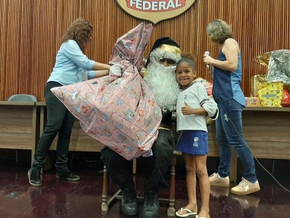 Crianças são presenteadas pelo Papai Noel na Polícia Federal por Divulgação | Polícia Federal