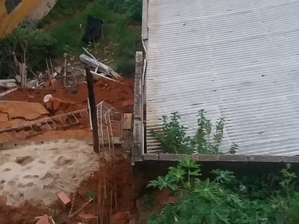 Desmoronamento atinge residências em Alegre por PMA