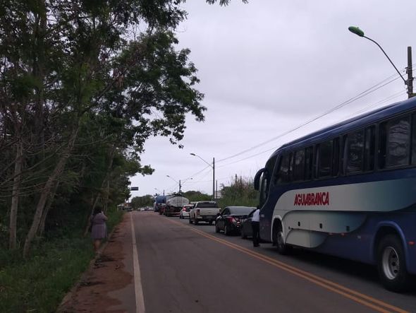 Manifestantes fecham a Rodovia ES-010 entre Fuindão e Aracruz por Internauta